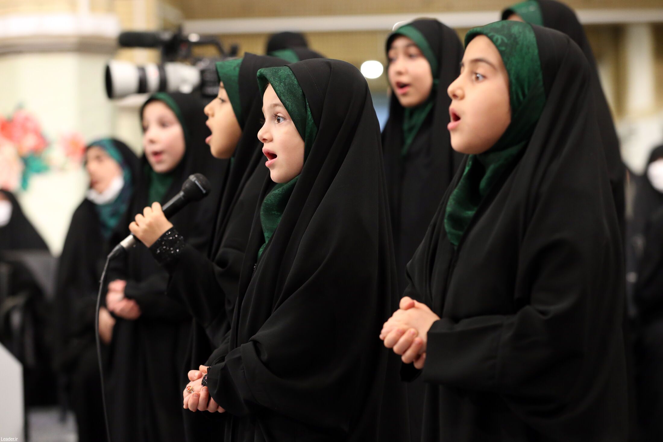 مواضع صریح رهبر انقلاب درباره مسئله حجاب| رهبر انقلاب: کسانی که حجاب ضعیف دارند را متهم به بیدینی نکنیم+ فیلم و عکس مواضع صریح رهبر انقلاب درباره مسئله حجاب| رهبر انقلاب: کسانی که حجاب ضعیف دارند را متهم به بیدینی نکنیم+ فیلم و عکس