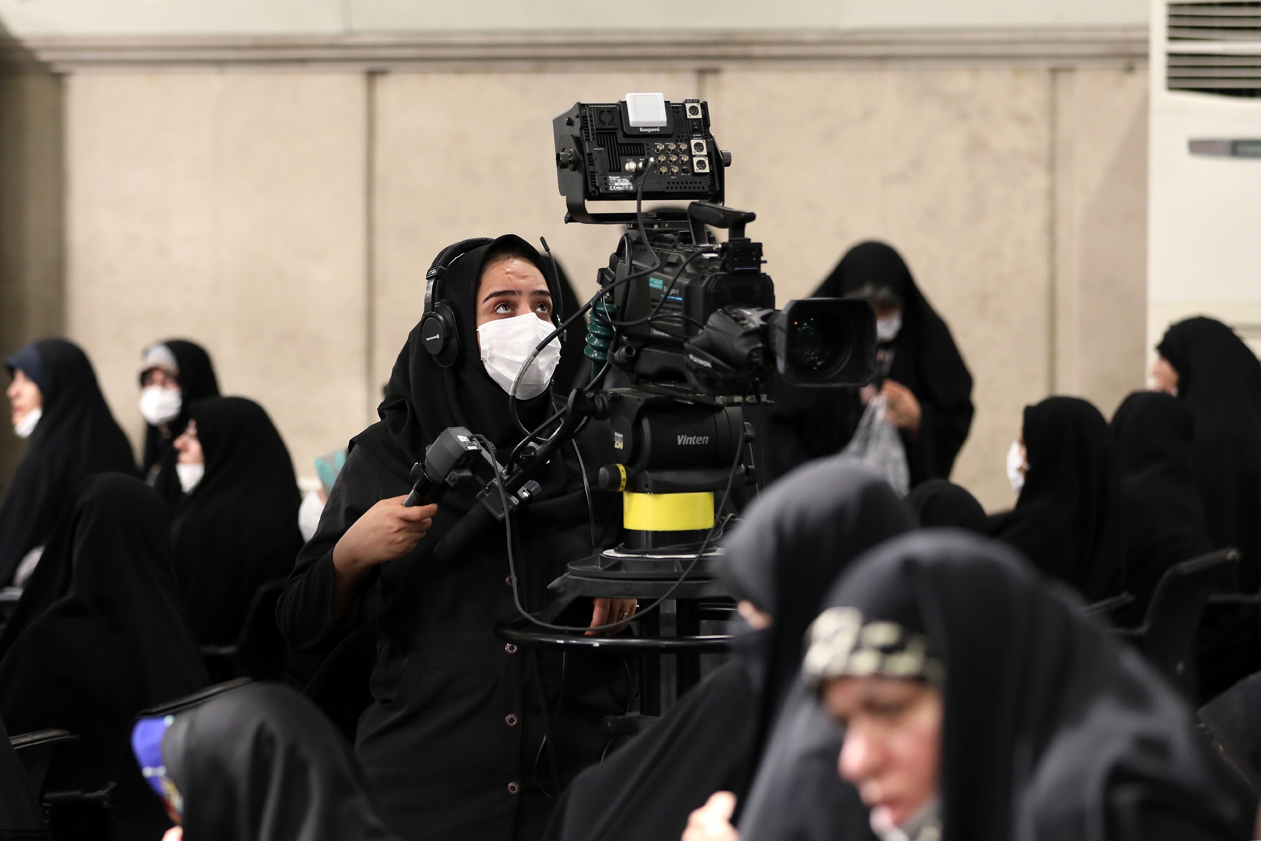 مواضع صریح رهبر انقلاب درباره مسئله حجاب| رهبر انقلاب: کسانی که حجاب ضعیف دارند را متهم به بیدینی نکنیم+ فیلم و عکس مواضع صریح رهبر انقلاب درباره مسئله حجاب| رهبر انقلاب: کسانی که حجاب ضعیف دارند را متهم به بیدینی نکنیم+ فیلم و عکس