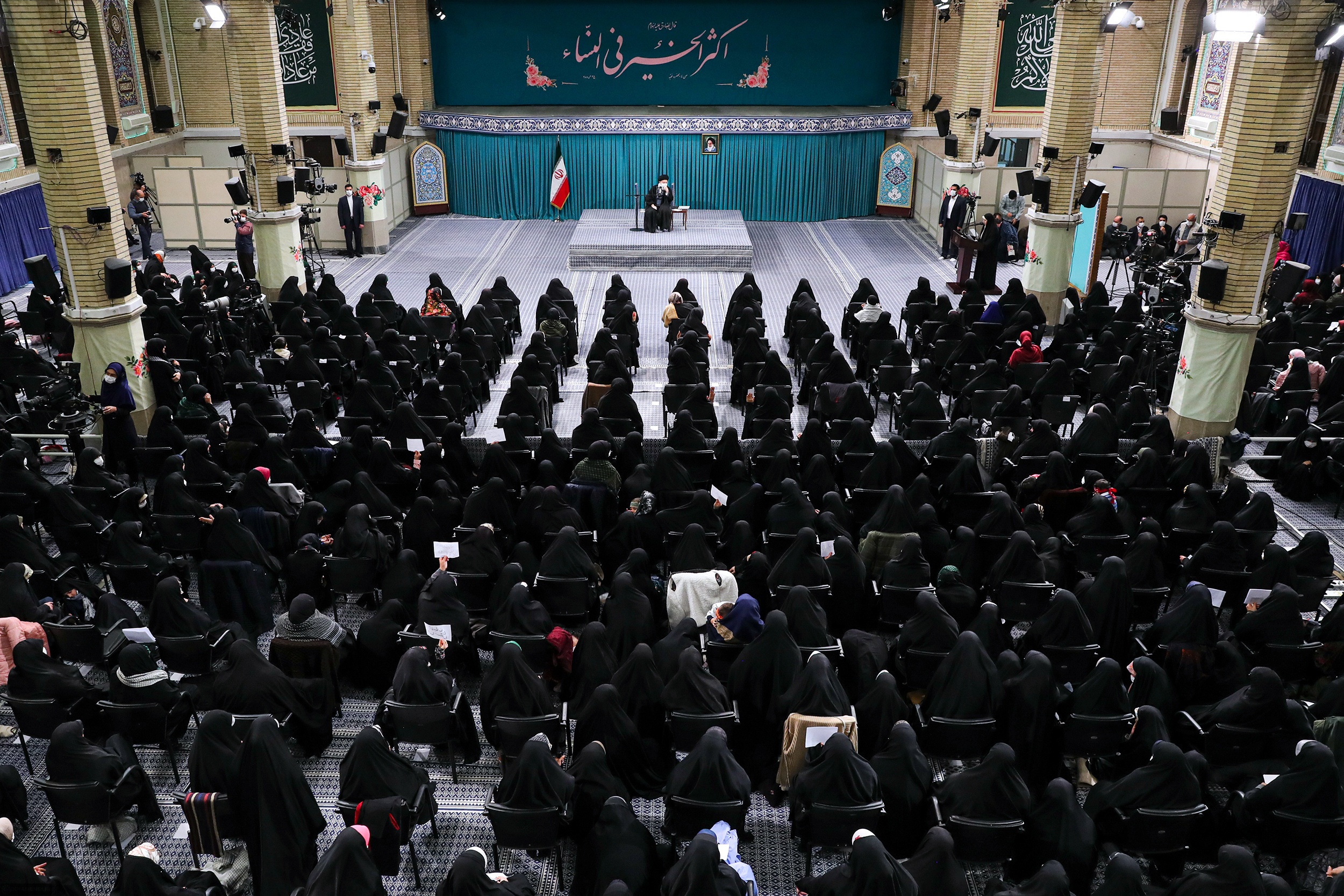 فیلم و متن کامل بیانات رهبر انقلاب در دیدار با بانوان| ۷ بانوی منتخب در دیدار با رهبری چه گفتند؟ فیلم و متن کامل بیانات رهبر انقلاب در دیدار با بانوان| ۷ بانوی منتخب در دیدار با رهبری چه گفتند؟