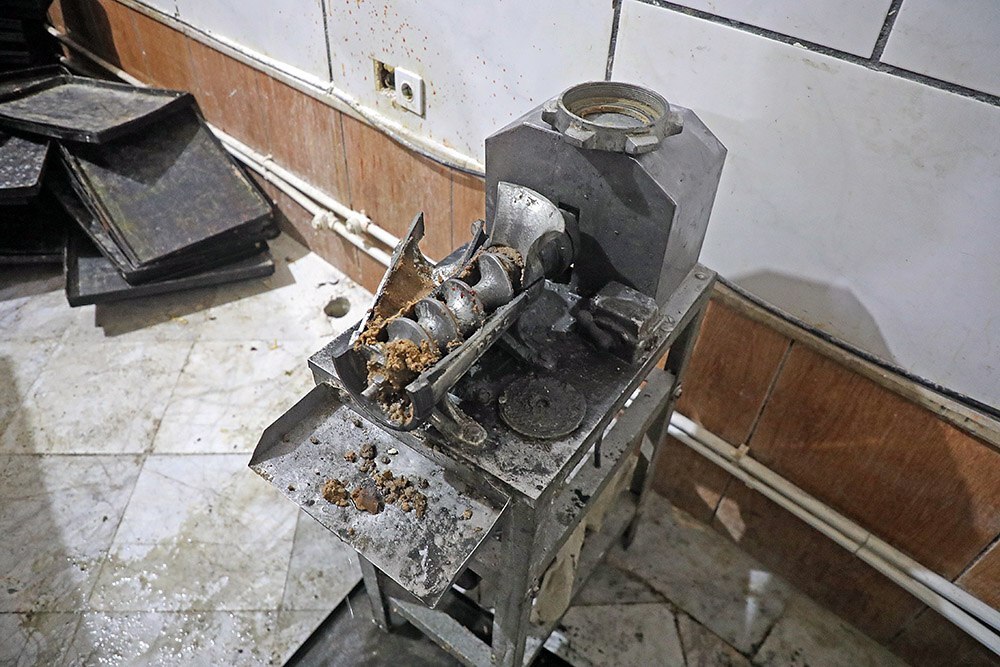 رها سازی انگشتان دست کارگر جوان مشهدی از داخل چرخ گوشت صنعتی + تصاویر