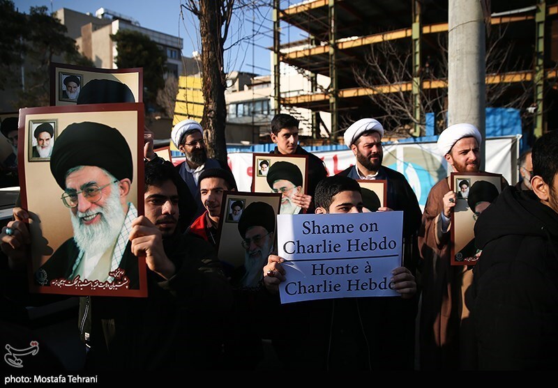 تجمع در مقابل سفارت فرانسه در اعتراض به اهانت شارلی ابدو + تصاویر