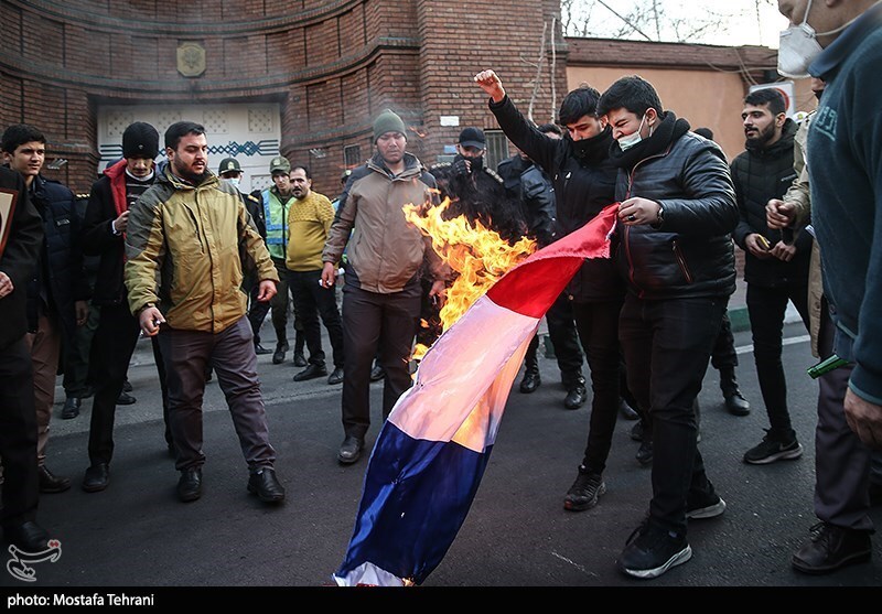 تجمع در مقابل سفارت فرانسه در اعتراض به اهانت شارلی ابدو + تصاویر