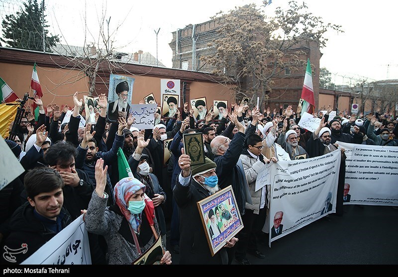 تجمع در مقابل سفارت فرانسه در اعتراض به اهانت شارلی ابدو + تصاویر