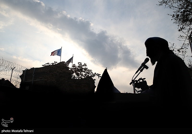 تجمع در مقابل سفارت فرانسه در اعتراض به اهانت شارلی ابدو + تصاویر