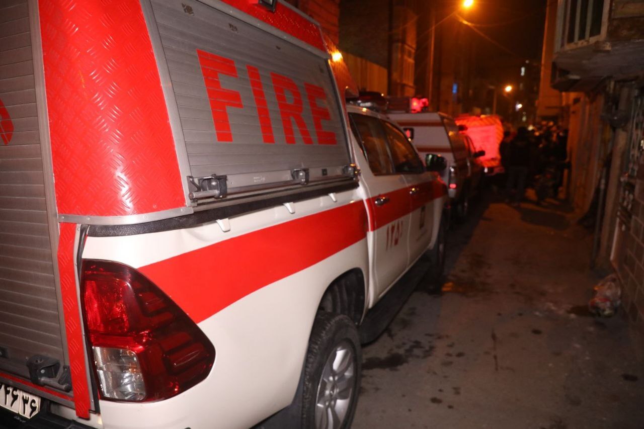 نجات اعضای یک خانواده ۴نفره مشهدی از میان دود و آتش + فیلم و تصاویر