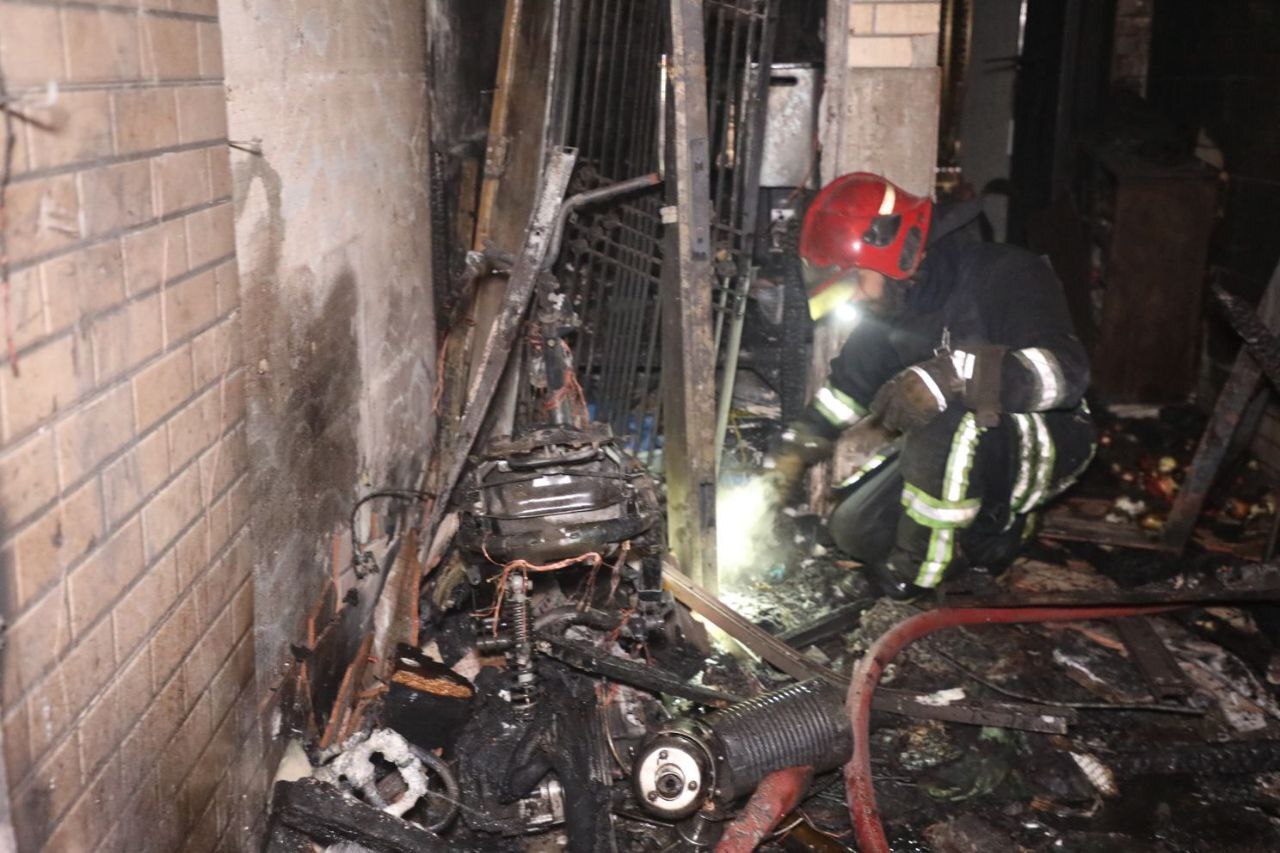 نجات اعضای یک خانواده ۴نفره مشهدی از میان دود و آتش + فیلم و تصاویر