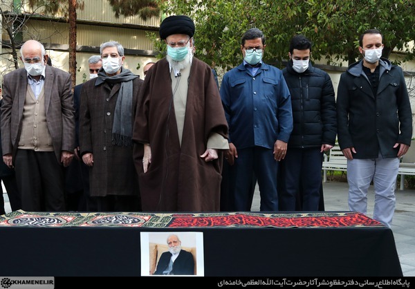 اقامه نماز رهبر معظم انقلاب بر پیکر عباس شیبانی | دکتر شیبانی به‌‎معنای واقعی کلمه مبارز و مشغول کار و تلاش بود + تصاویر