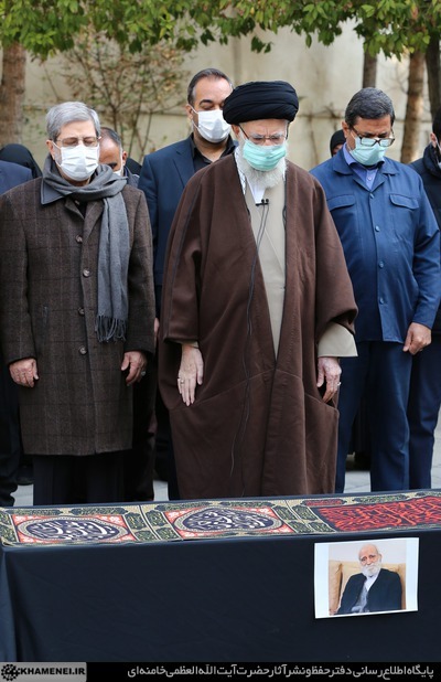 اقامه نماز رهبر معظم انقلاب بر پیکر عباس شیبانی | دکتر شیبانی به‌‎معنای واقعی کلمه مبارز و مشغول کار و تلاش بود + تصاویر