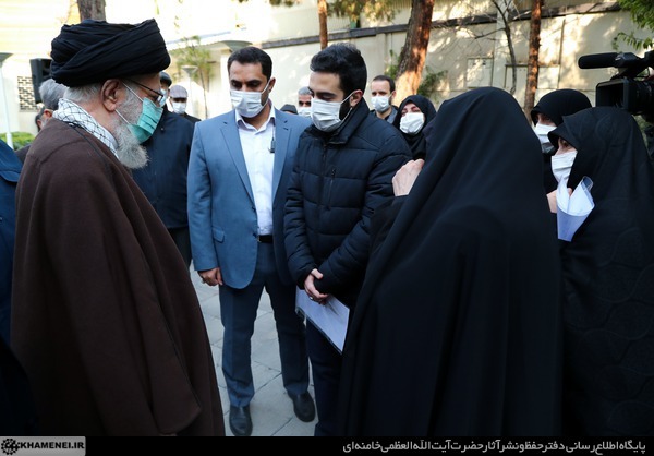 اقامه نماز رهبر معظم انقلاب بر پیکر عباس شیبانی | دکتر شیبانی به‌‎معنای واقعی کلمه مبارز و مشغول کار و تلاش بود + تصاویر