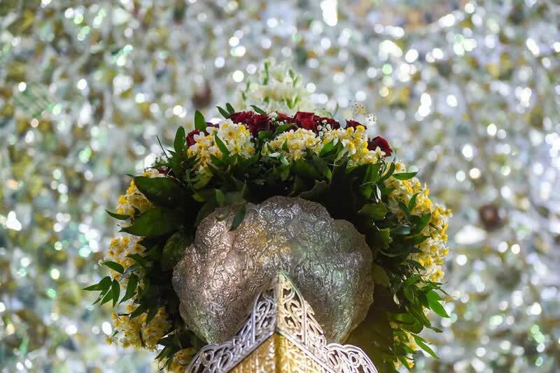 گل آرایی ضریح منور رضوی با ۸ هزار شاخه گل نرگس + فیلم و عکس