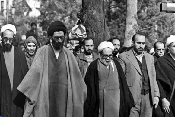 یادگاری از امام| روایتی از سالروز انتصاب آیتالله خامنهای به امامت جمعه تهران+ ۱۰ خطبه تاریخی رهبر انقلاب یادگاری از امام| روایتی از سالروز انتصاب آیتالله خامنهای به امامت جمعه تهران+ ۱۰ خطبه تاریخی رهبر انقلاب