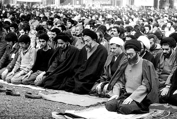 یادگاری از امام| روایتی از سالروز انتصاب آیتالله خامنهای به امامت جمعه تهران+ ۱۰ خطبه تاریخی رهبر انقلاب یادگاری از امام| روایتی از سالروز انتصاب آیتالله خامنهای به امامت جمعه تهران+ ۱۰ خطبه تاریخی رهبر انقلاب
