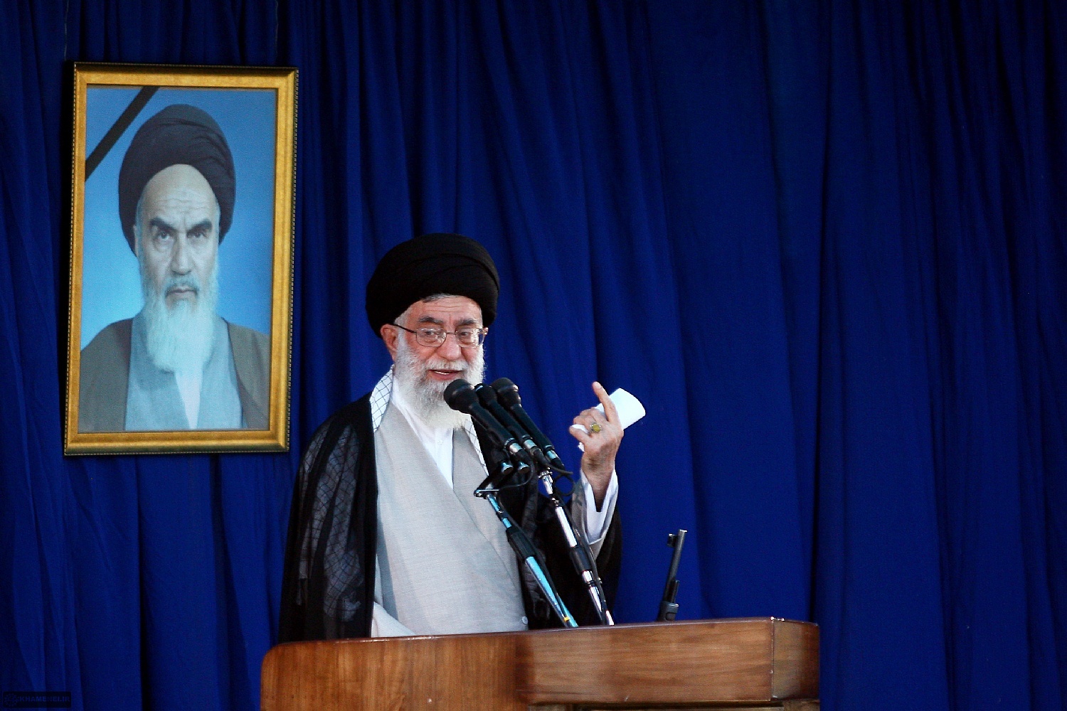 یادگاری از امام| روایتی از سالروز انتصاب آیتالله خامنهای به امامت جمعه تهران+ ۱۰ خطبه تاریخی رهبر انقلاب یادگاری از امام| روایتی از سالروز انتصاب آیتالله خامنهای به امامت جمعه تهران+ ۱۰ خطبه تاریخی رهبر انقلاب