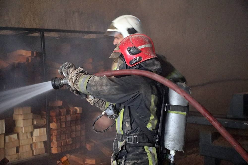 مهار حریق مهیب کارگاه CNC چوب در منطقه خین عرب مشهد با تلاش آتش‌نشانان+ تصاویر