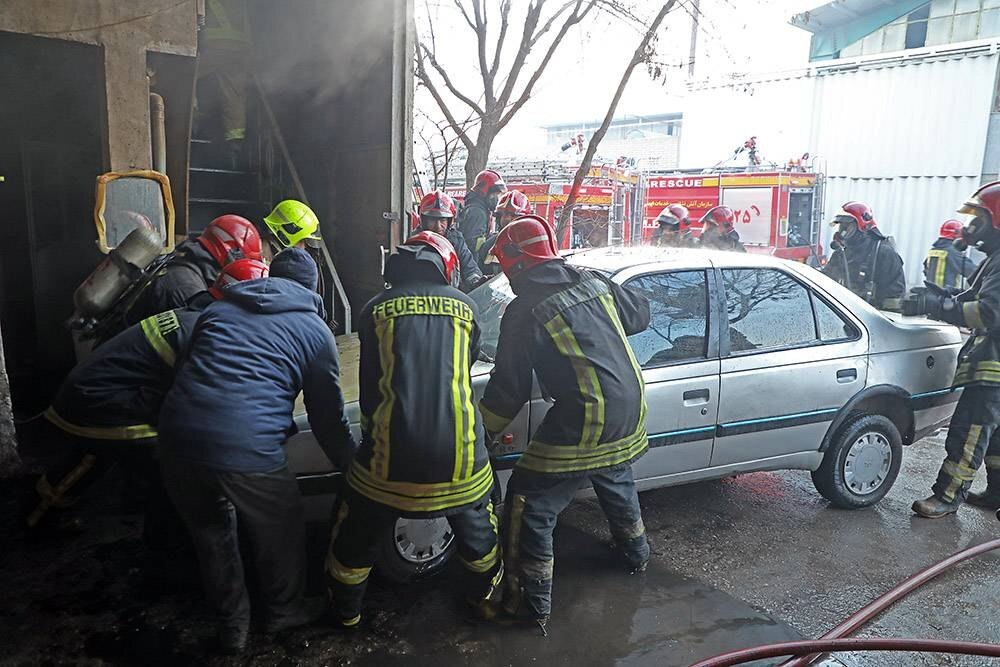 مهار حریق مهیب کارگاه CNC چوب در منطقه خین عرب مشهد با تلاش آتش‌نشانان+ تصاویر