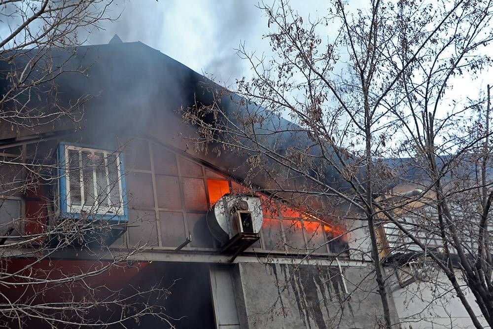 مهار حریق مهیب کارگاه CNC چوب در منطقه خین عرب مشهد با تلاش آتش‌نشانان+ تصاویر