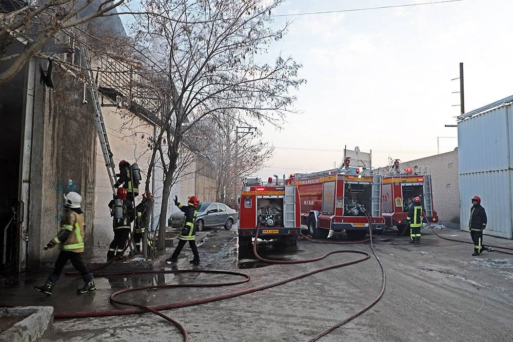 مهار حریق مهیب کارگاه CNC چوب در منطقه خین عرب مشهد با تلاش آتش‌نشانان+ تصاویر