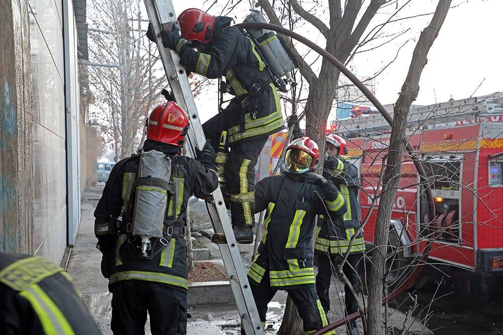 مهار حریق مهیب کارگاه CNC چوب در منطقه خین عرب مشهد با تلاش آتش‌نشانان+ تصاویر