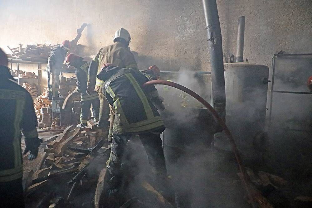 مهار حریق مهیب کارگاه CNC چوب در منطقه خین عرب مشهد با تلاش آتش‌نشانان+ تصاویر