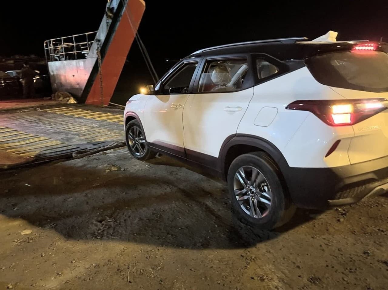 اولین محموله واردات خودرو به بندرلنگه رسید (۳ دی ۱۴۰۱) + فیلم و تصاویر