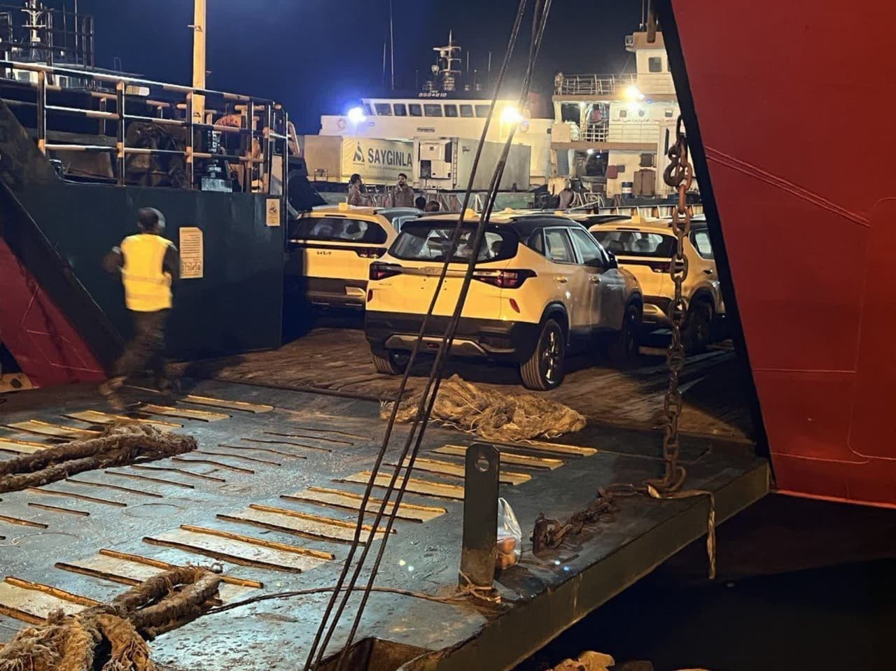 اولین محموله واردات خودرو به بندرلنگه رسید (۳ دی ۱۴۰۱) + فیلم و تصاویر