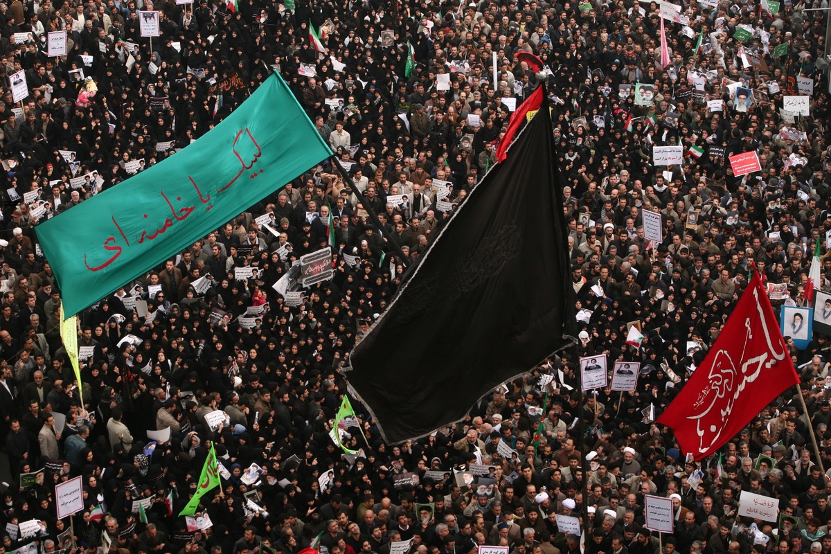 ۲۰ جمله از رهبر انقلاب درباره «بصیرت»| بصیرت، نورافکن و قطب‌نماست