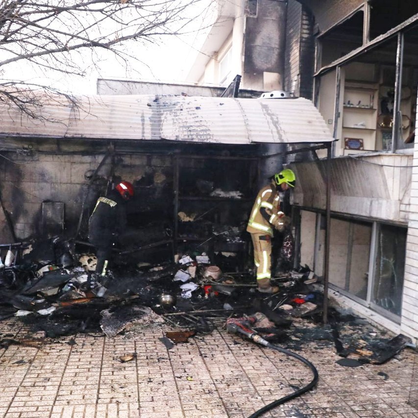 نجات ۴ نفر با تلاش آتش نشانان مشهدی در پی حریق ساختمان مسکونی + تصاویر