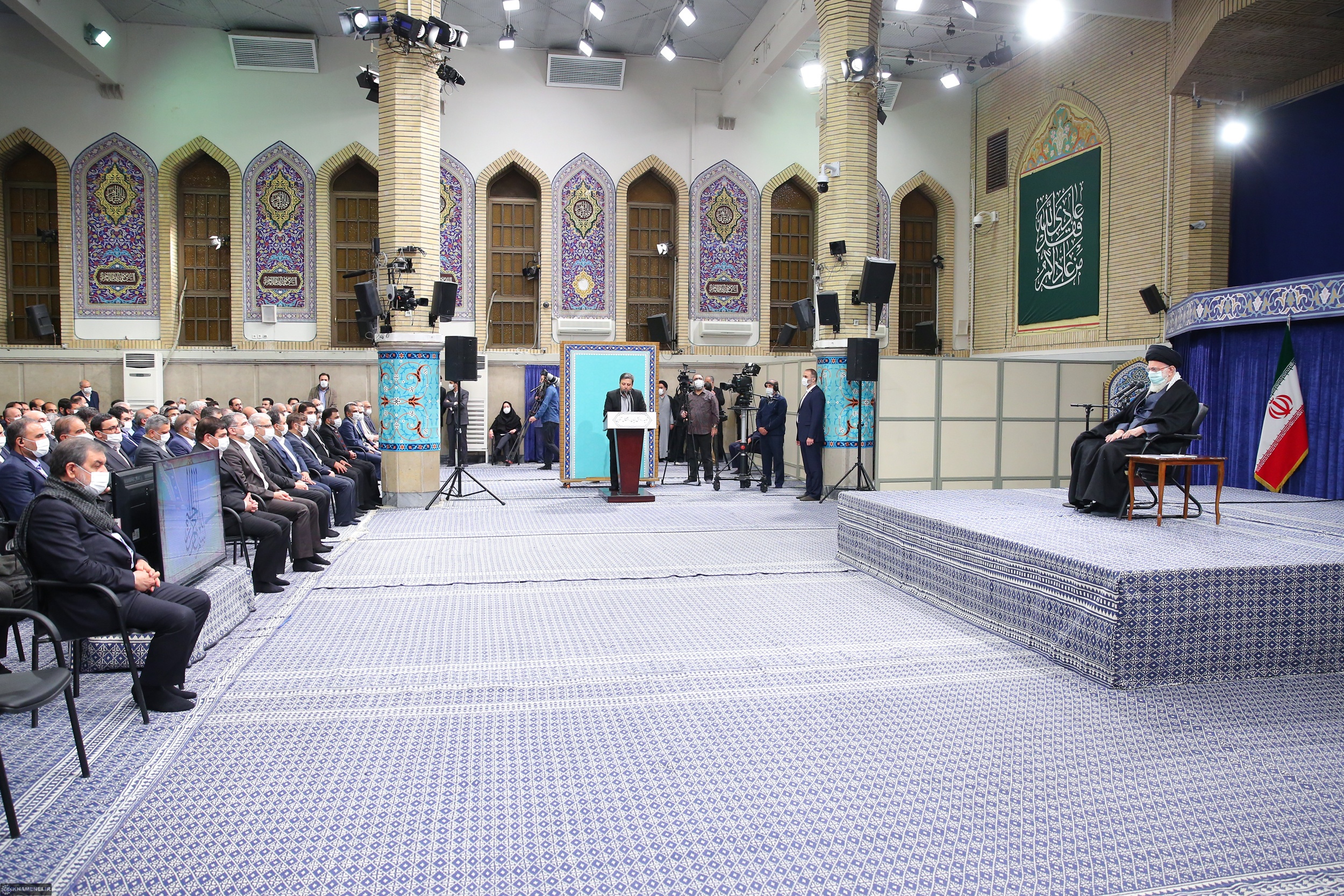 جمعی از کارآفرینان و تولیدکنندگان با رهبر انقلاب دیدار کردند جمعی از کارآفرینان و تولیدکنندگان با رهبر انقلاب دیدار کردند