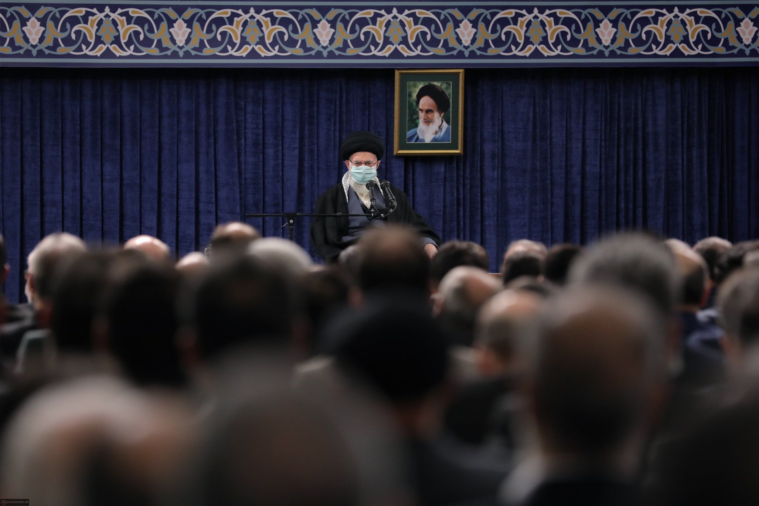 جمعی از کارآفرینان و تولیدکنندگان با رهبر انقلاب دیدار کردند جمعی از کارآفرینان و تولیدکنندگان با رهبر انقلاب دیدار کردند