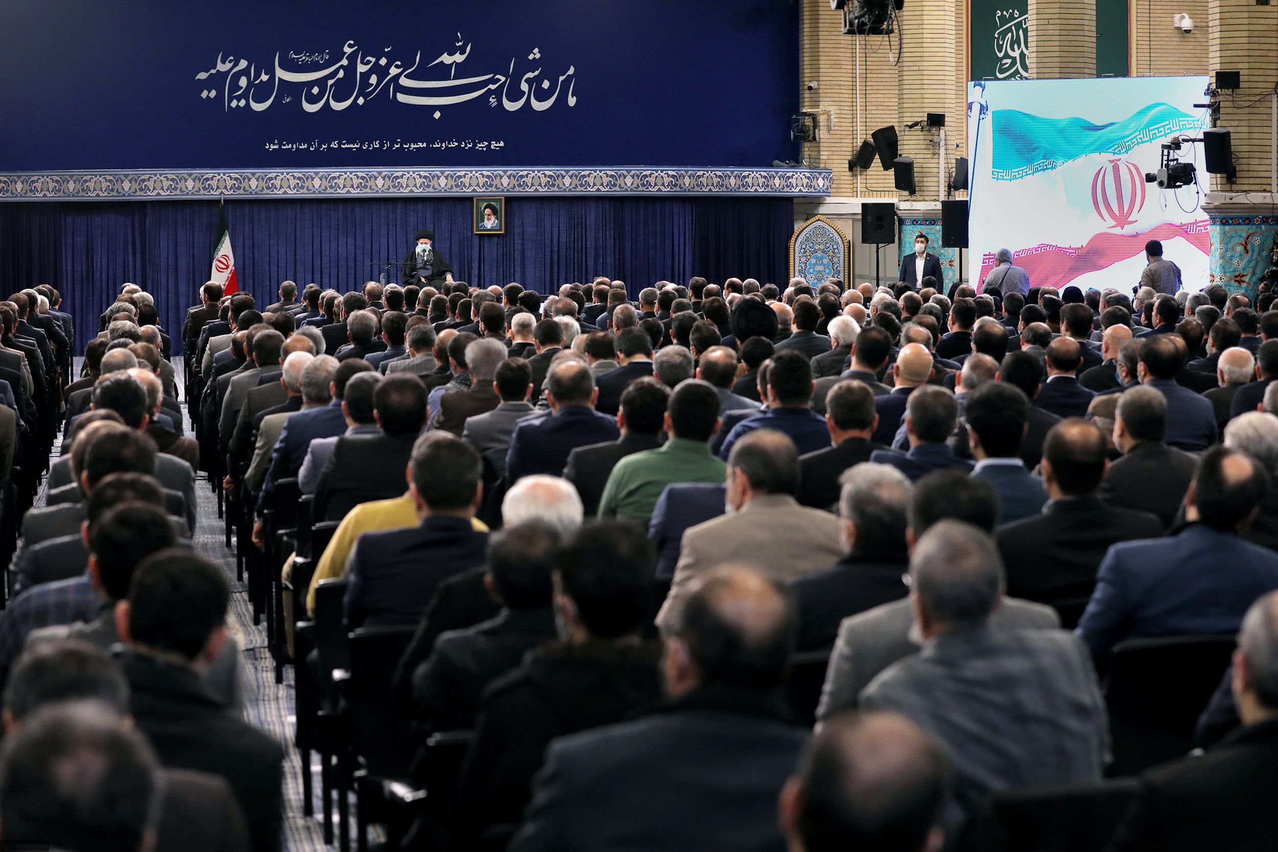 جمعی از کارآفرینان و تولیدکنندگان با رهبر انقلاب دیدار کردند جمعی از کارآفرینان و تولیدکنندگان با رهبر انقلاب دیدار کردند