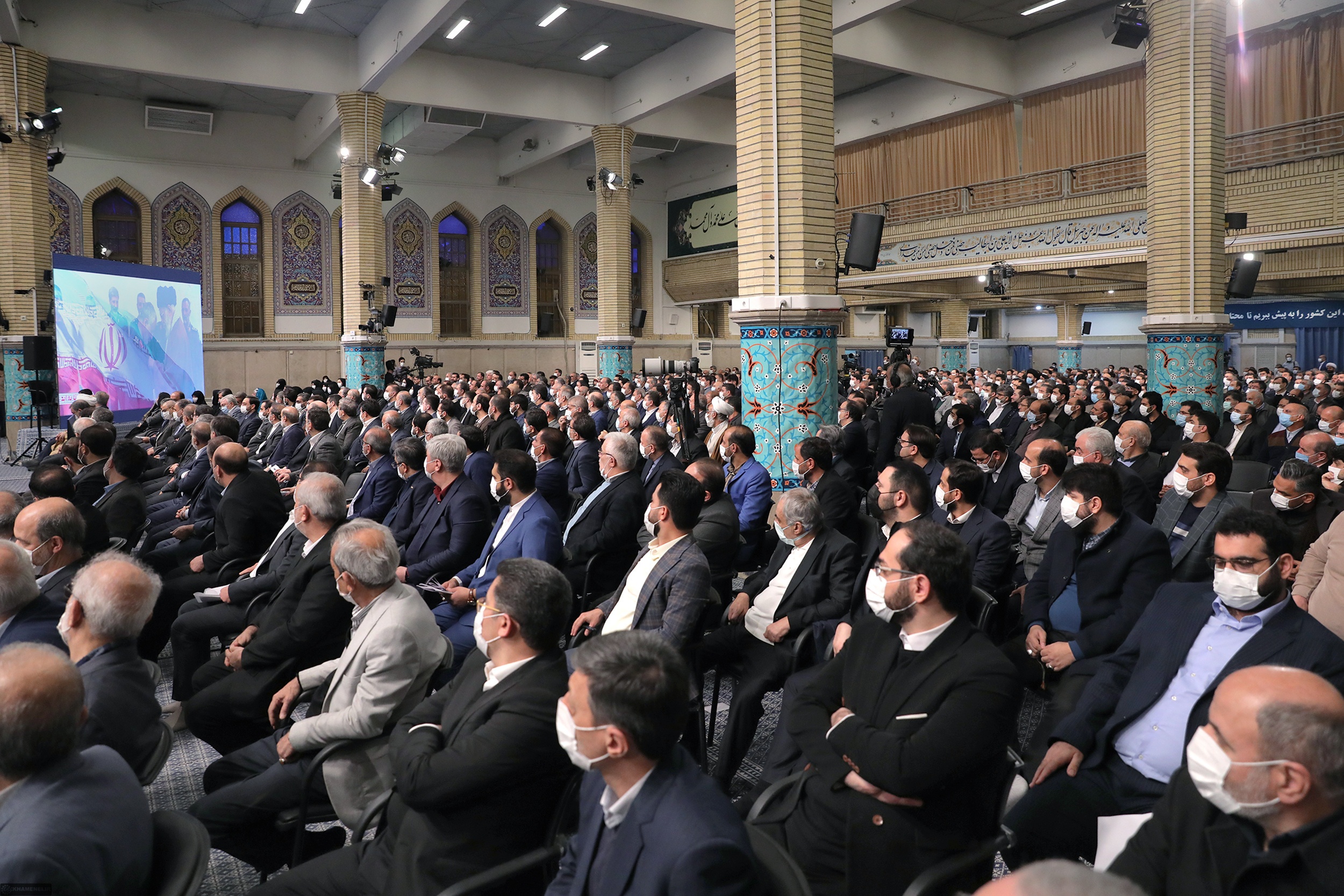 جمعی از کارآفرینان و تولیدکنندگان با رهبر انقلاب دیدار کردند جمعی از کارآفرینان و تولیدکنندگان با رهبر انقلاب دیدار کردند