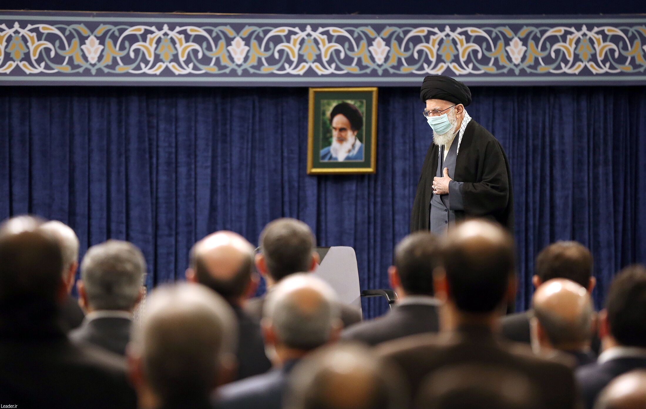 جمعی از کارآفرینان و تولیدکنندگان با رهبر انقلاب دیدار کردند جمعی از کارآفرینان و تولیدکنندگان با رهبر انقلاب دیدار کردند