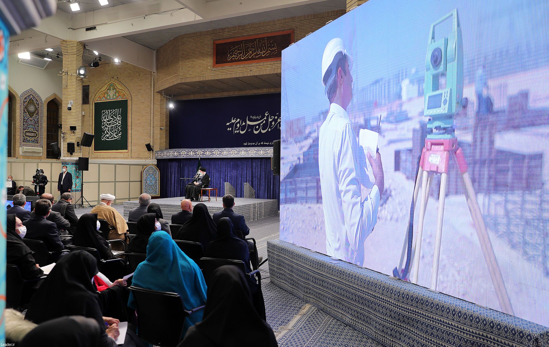 جمعی از کارآفرینان و تولیدکنندگان با رهبر انقلاب دیدار کردند جمعی از کارآفرینان و تولیدکنندگان با رهبر انقلاب دیدار کردند