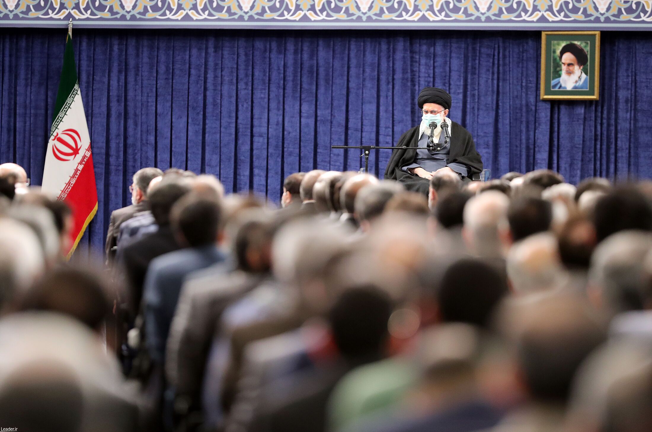 جمعی از کارآفرینان و تولیدکنندگان با رهبر انقلاب دیدار کردند جمعی از کارآفرینان و تولیدکنندگان با رهبر انقلاب دیدار کردند