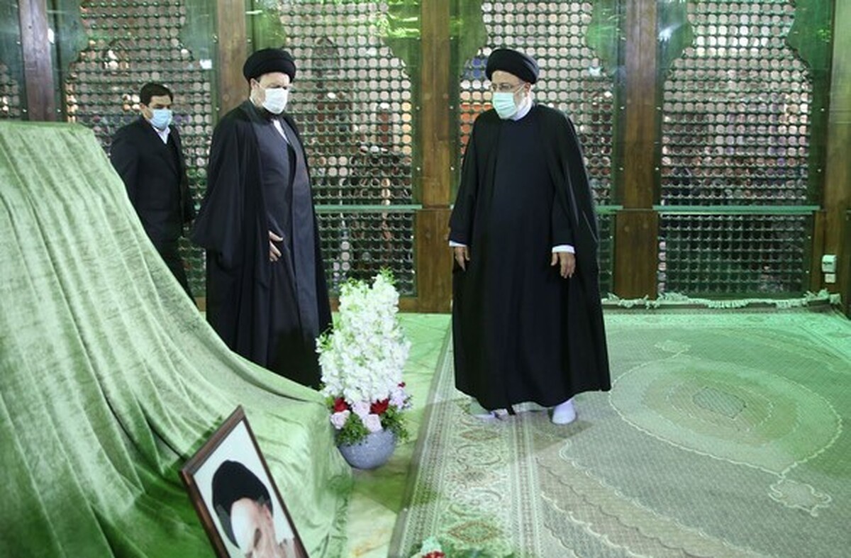 رئیس‌جمهور و اعضای دولت صبح امروز در آستانه ایام‌الله دهه‌ فجر، با حضور در حرم مطهر امام خمینی(ره) با آرمان‌های بنیانگذار جمهوری اسلامی ایران تجدید میثاق کردند.