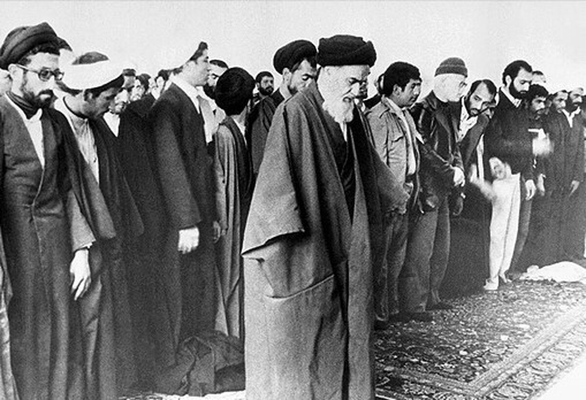 در سنت و تاریخ جامعه ایرانی نقش دین جزو موضوع‌های همیشگی و انکارناپذیر بوده و دین و روحانیت در دوره اسلامی نیز عنصر اصلی مولد فرهنگ در کشور ما به شمار می‌رفته است.