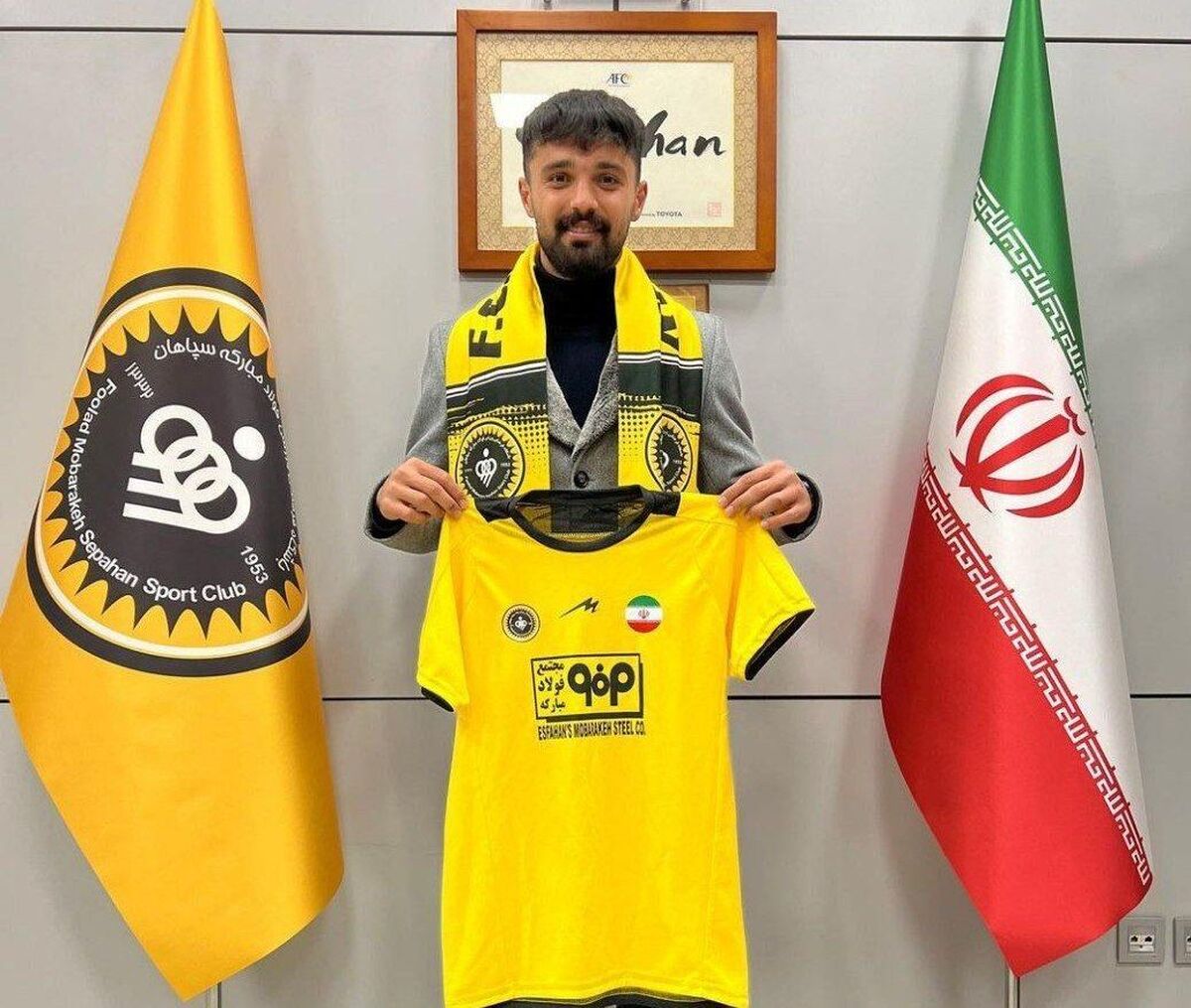درحالی که یحیی گل‌محمدی تلاش بسیاری برای جذب امید نورافکن داشت، اما باشگاه سپاهان با این بازیکن قرارداد سه ساله منعقد کرد.