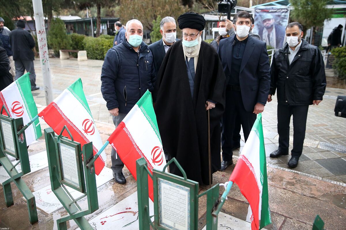 رهبر معظم انقلاب صبح امروز (سه‌شنبه) بر مزار شهید مدافع امنیت آرمان علی‌وردی و تعدادی از شهدای مدافع حرم، شهدای گمنام و شهدای مدافع سلامت نیز حضور یافتند.
