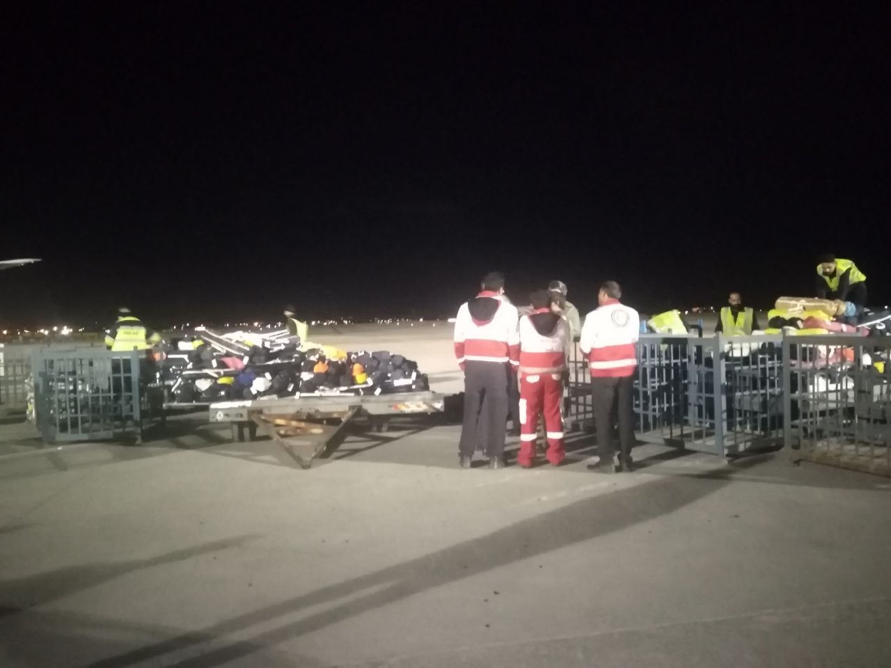 ارسال ۶۰ تن چادر و مواد غذایی توسط هلال احمر خراسان رضوی به زلزله زدگان خوی + فیلم و تصاویر