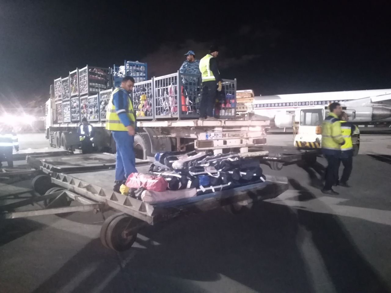 ارسال ۶۰ تن چادر و مواد غذایی توسط هلال احمر خراسان رضوی به زلزله زدگان خوی + فیلم و تصاویر