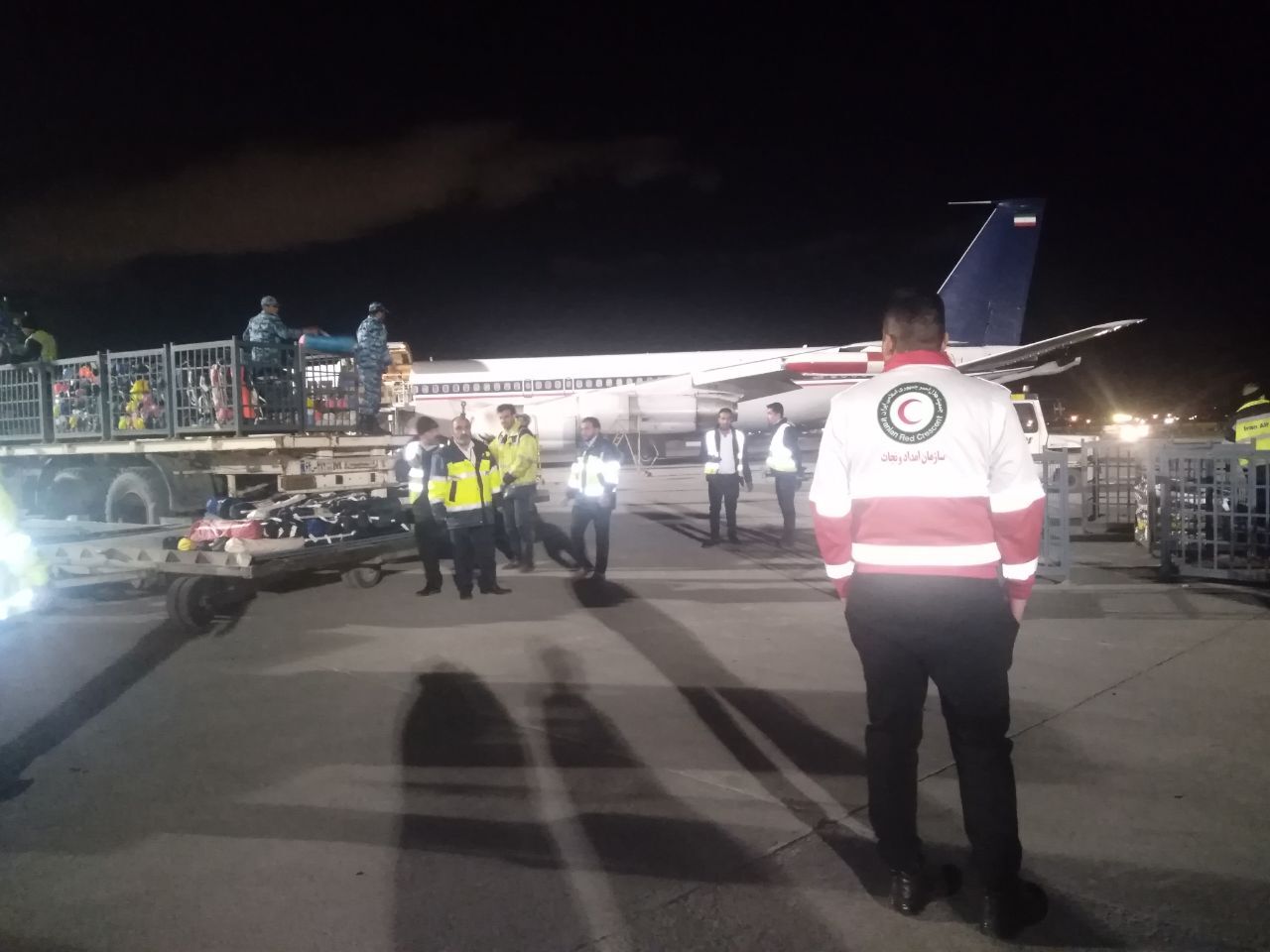 ارسال ۶۰ تن چادر و مواد غذایی توسط هلال احمر خراسان رضوی به زلزله زدگان خوی + فیلم و تصاویر