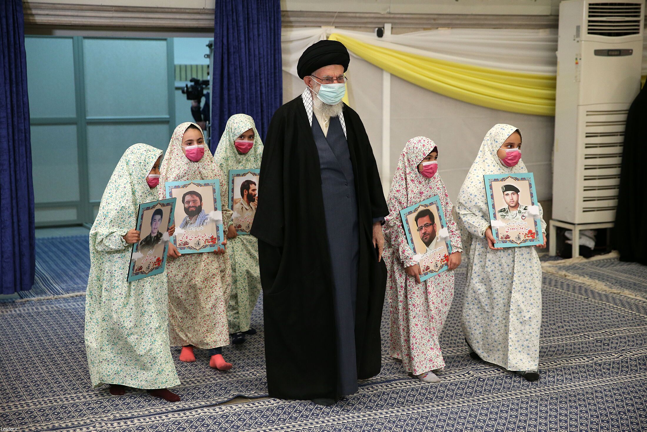 دخترانی که در جشن تکلیف همراه رهبر انقلاب وارد حسینیه شدند را بشناسید+ عکس دخترانی که در جشن تکلیف همراه رهبر انقلاب وارد حسینیه شدند را بشناسید+ عکس