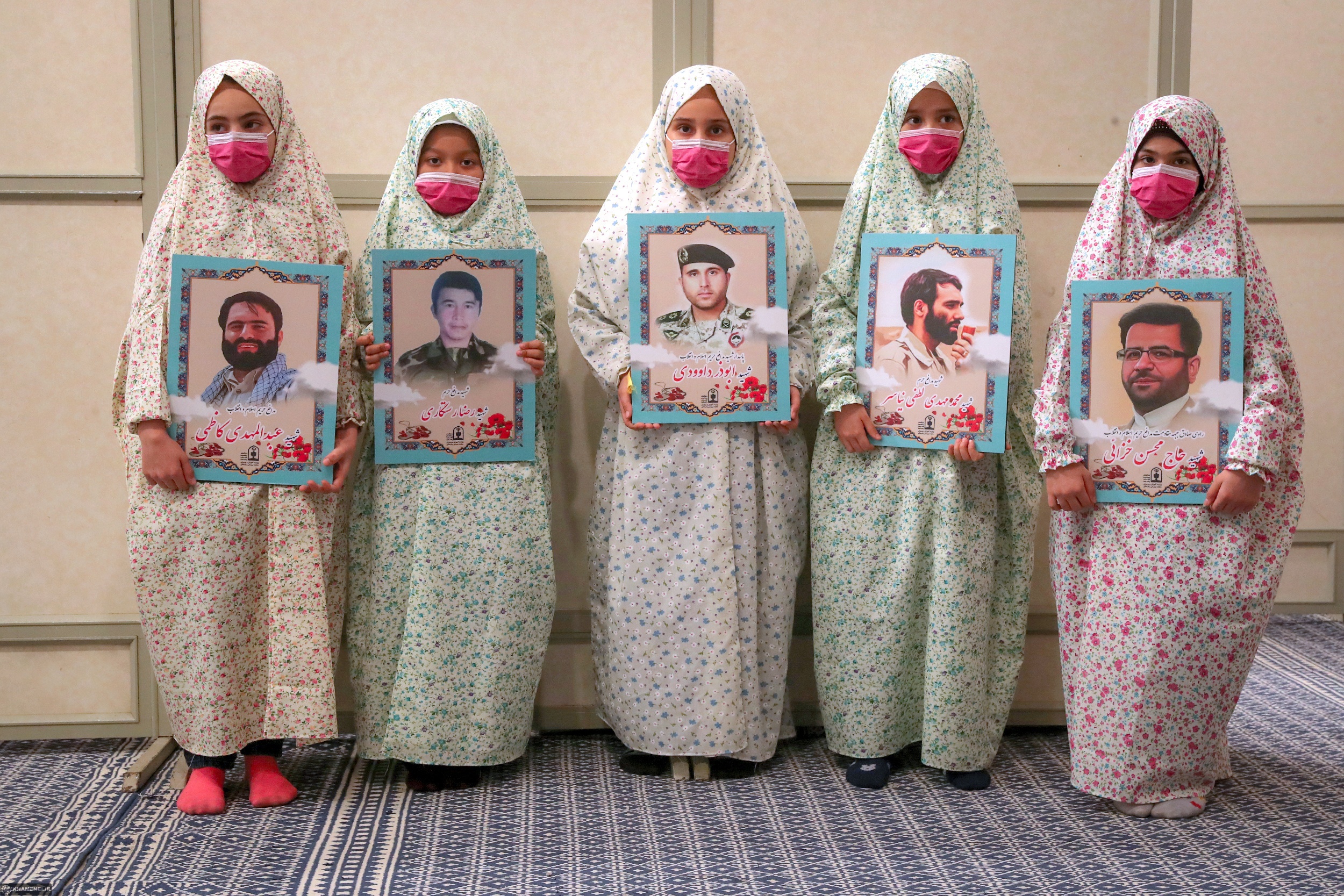 دخترانی که در جشن تکلیف همراه رهبر انقلاب وارد حسینیه شدند را بشناسید+ عکس دخترانی که در جشن تکلیف همراه رهبر انقلاب وارد حسینیه شدند را بشناسید+ عکس