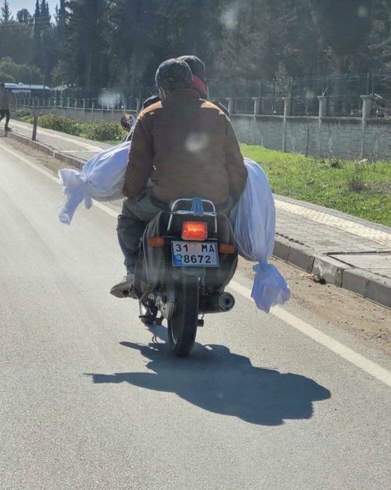 تصویری دردناک از حمل جنازه با موتور پس از زلزله ترکیه