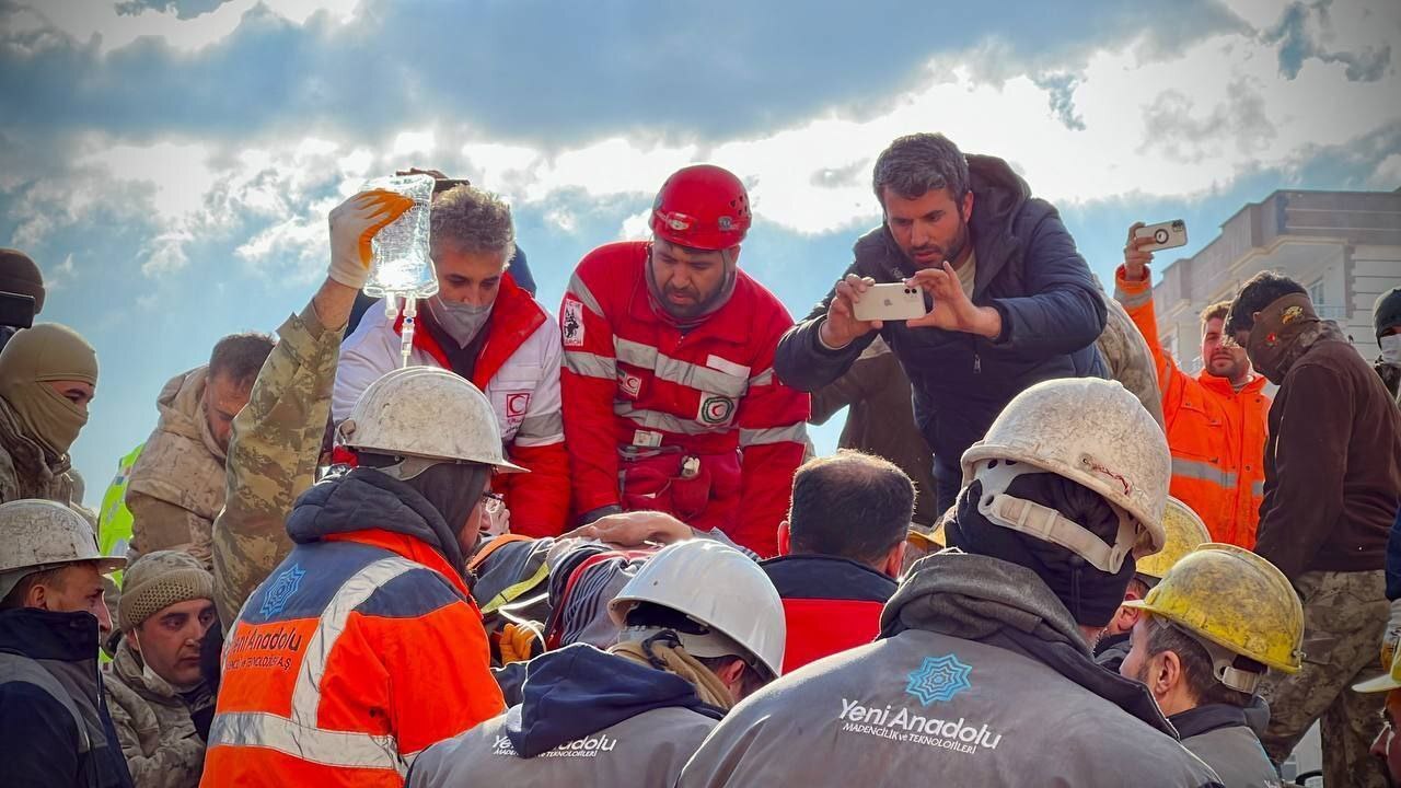 ویدئو | نجات پدر و دختری بعد از ١٣٠ ساعت از زیر آوار