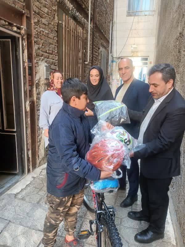 آرزوی پسر بچه باقرشهری با نامه به رئیس جمهور، برآورده شد + عکس آرزوی پسر بچه باقرشهری با نامه به رئیس جمهور، برآورده شد + عکس