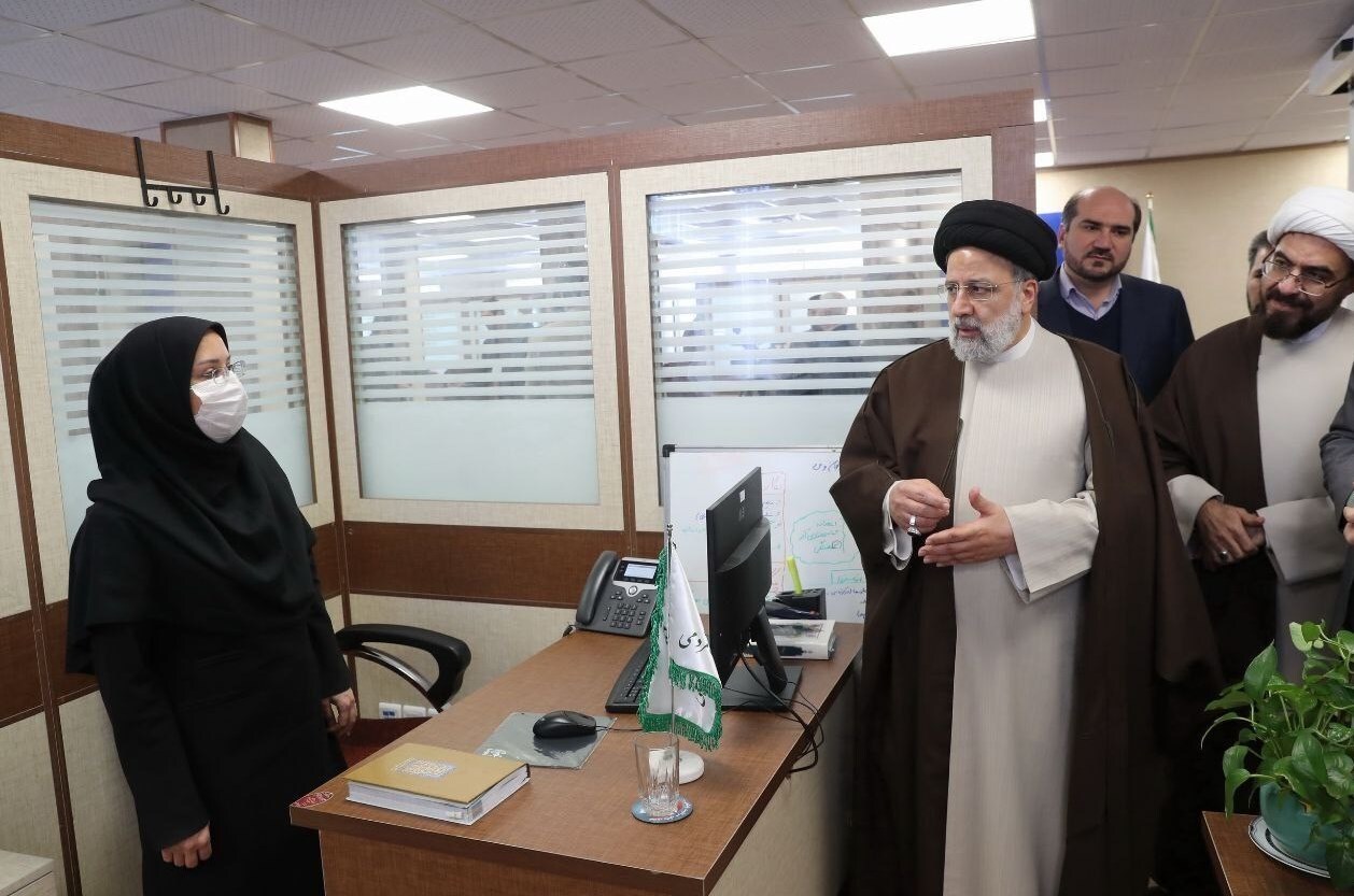 رئیسجمهور به تماسهای تلفنی مردمی پاسخ داد+ عکس رئیسجمهور به تماسهای تلفنی مردمی پاسخ داد+ عکس