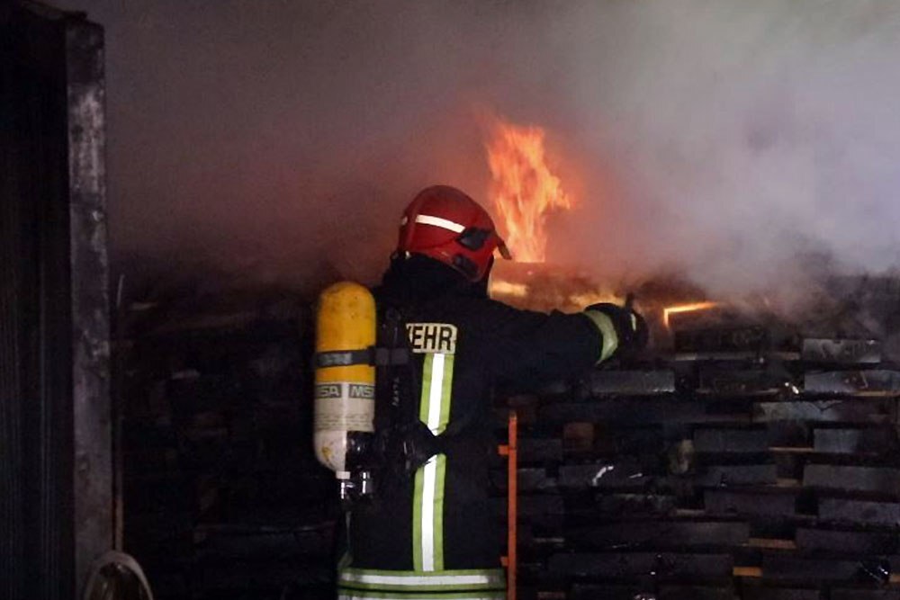 اطفای حریق  انبار بزرگ الوار درخیابان فدک مشهد + تصاویر