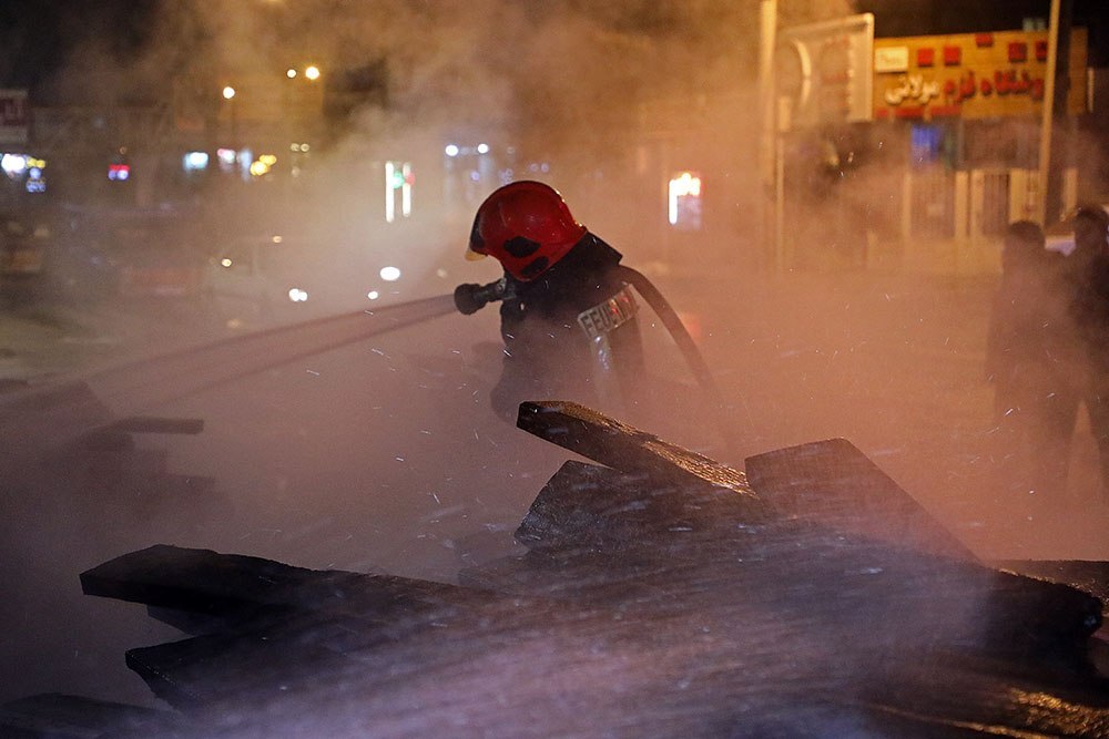 اطفای حریق  انبار بزرگ الوار درخیابان فدک مشهد + تصاویر