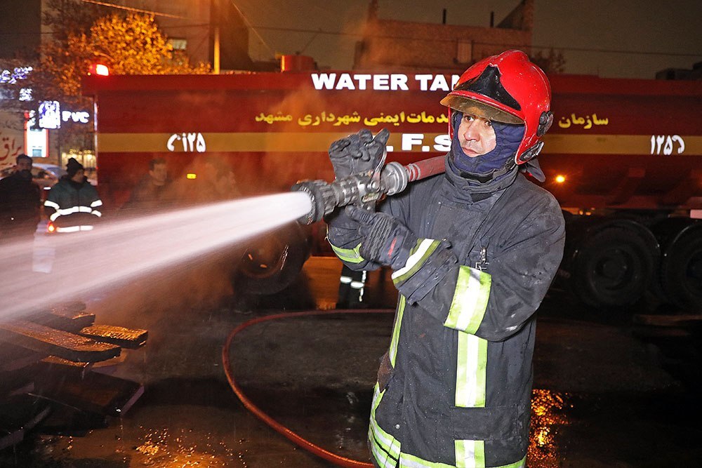 اطفای حریق  انبار بزرگ الوار درخیابان فدک مشهد + تصاویر